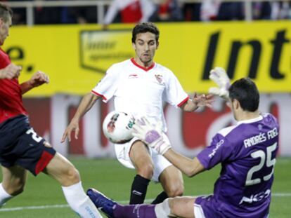 Jesús Navas pica la pelota ante la salida de Andrés.