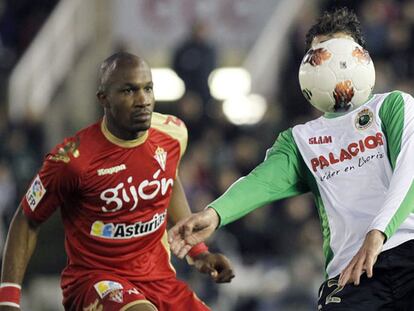 Stuani intenta controlar el balón ante Gregory.