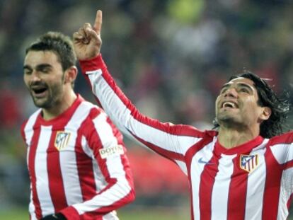 Arda Turan juega contra todos