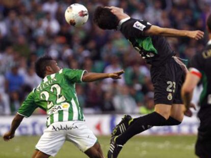 Stuani golpea a un Betis sin puntería