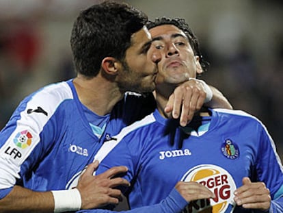 Torres felicita a Ríos tras el cuarto gol.
