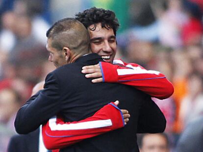 Arda Turan celebra un gol con Simeone.