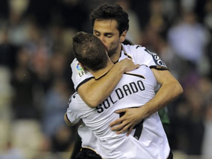 Jonas y Soldado festejan un gol.