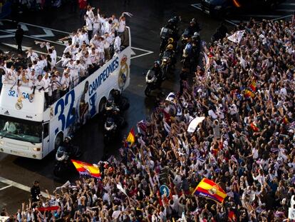 El autocar del Madrid, durante el trayecto a la Cibeles.