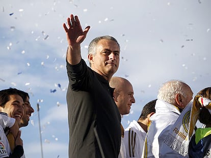 Mourinho saluda a la afición en la plaza de Cibeles.