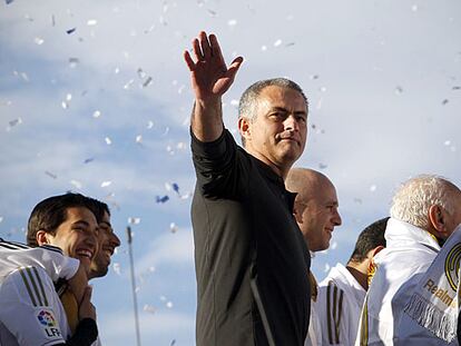 Mourinho saluda a la afición en la plaza de Cibeles.