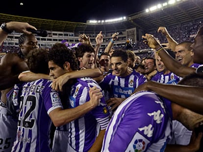 Los jugadores del Valladolid festejan el ascenso a Primera.