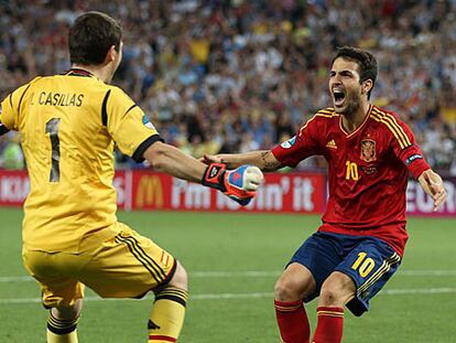 Casillas y Cesc celebran el pase a la final.