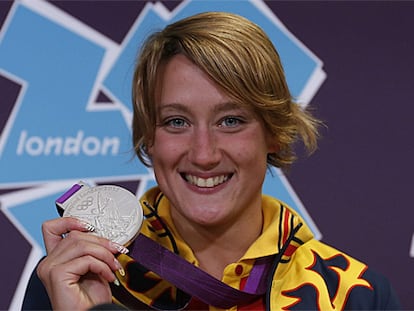 Belmonte enseña su medalla de plata.