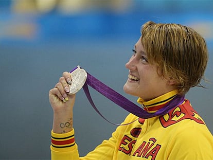 Belmonte enseña la medalla de plata.