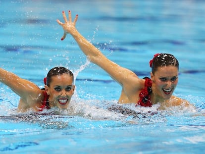 Andrea Fuentes y Ona Carbonell, en el ejercicio de ayer. / Getty