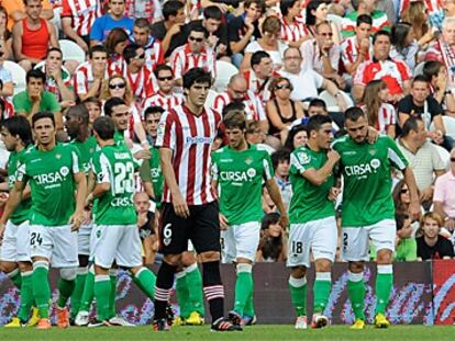 Los jugadores del Betis celebran uno de los goles.