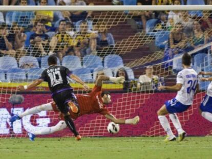 Óscar firma el gol de la victoria ante Roberto.