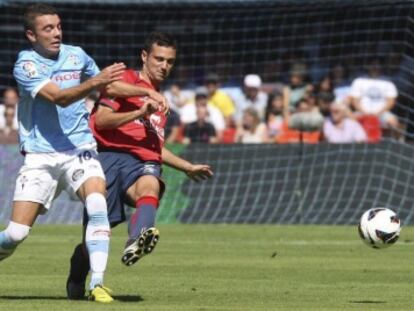 Iago Aspas lucha la pelota con Flaño.