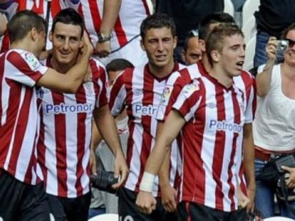 Los jugadores del Athletic celebran el gol de Aduriz.