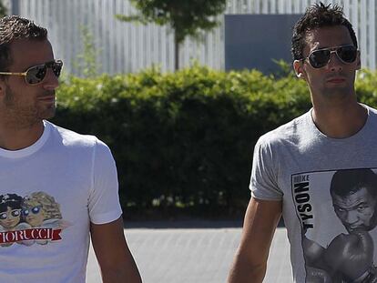 Soldado y Arbeloa, a su llegada a Las Rozas. / ALEJANDRO RUESGA