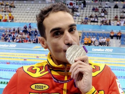 Miguel Luque besa la medalla de plata.