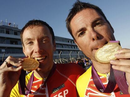 Christian Venge y su piloto David Llauradó, con la medalla de oro