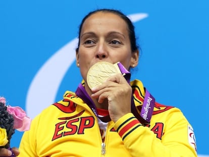 Teresa Perales posa con el oro conquistado en los 100m libre.