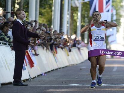 Suárez Laso llega a la meta en maratón.