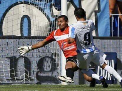 Saviola supera a Munúa tras recibir un buen pase de Isco.