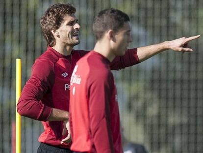 Llorente, al fondo, en el entrenamiento.