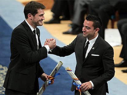 Casillas y Xavi, tras recoger el galardón.