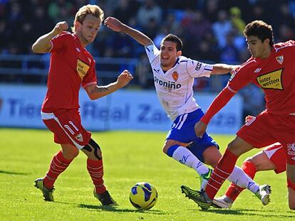 Víctor Rodríguez cae durante el partido ante el Sevilla.
