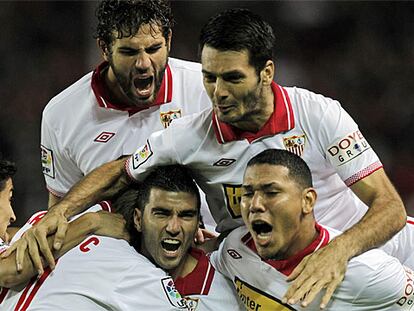 Los jugadores del Sevilla abrazan a Reyes.