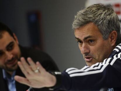 Mourinho gesticula durante la rueda de prensa.