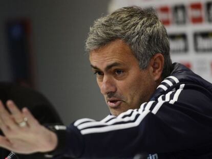 Mourinho gesticula durante la rueda de prensa.