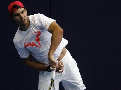 Nadal efectúa un servicio durante un entrenamiento.