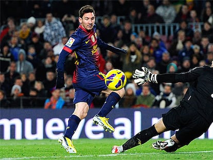 Messi bate a Iraizoz en un duelo de esta temporada.