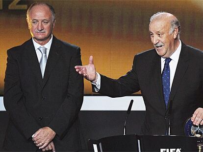 Del Bosque recibe el premio de manos de Scolari