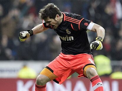 Casillas celebra el tercer gol del Madrid.