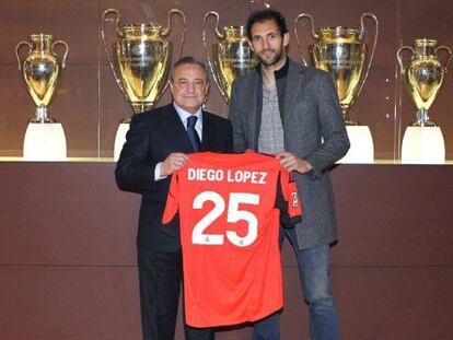 Florentino Pérez y Diego López, en la presentación del portero.