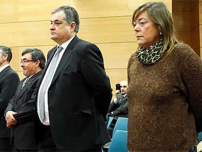 De izquierda a derecha, Eufemiano Fuentes, José Ignacio Labarta, Vicente Belda, Manolo Saiz y Yolanda Fuentes, los cinco acusados, esta mañana.