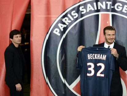 Beckham posa con la camiseta del PSG y ante la mirada de Leonardo, director deportivo del club