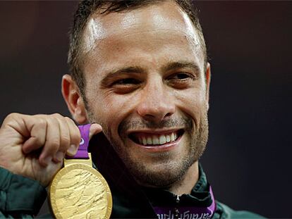 Pistorius posa con el oro logrado en los 400m de los Paralímpicos de Pekín.