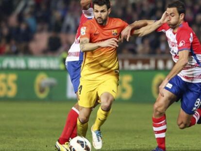 Cesc trata de zafarse de Iñigo López
