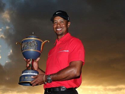 Tiger Woods posa con el trofeo del Cadillac.