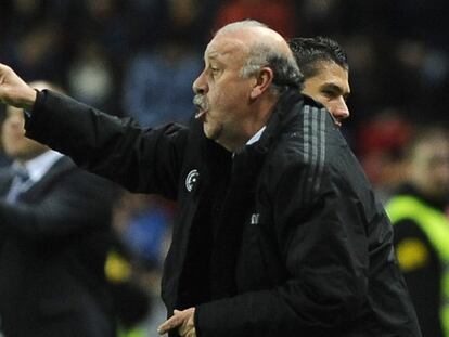 Del Bosque gesticula durante el partido ante Finlandia