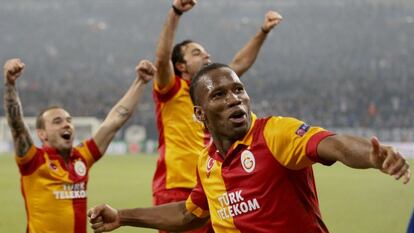 Sneijder, Inan y Drogba celebran la victoria ante el Schalke 04.