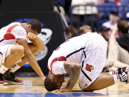 Wayne Blackshear y Chane Behanan de los Cardinals se lamentan por la lesión de Ware.