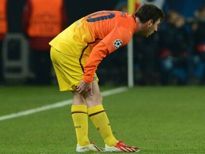 Messi se duele del muslo derecho.