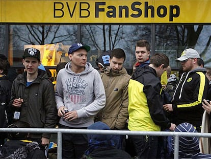 Hinchas del Dortmund hacen cola para sacar una entrada.