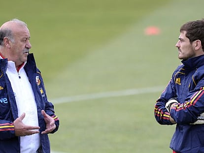 Del Bosque y Casillas, en un entrenamiento de la selección.