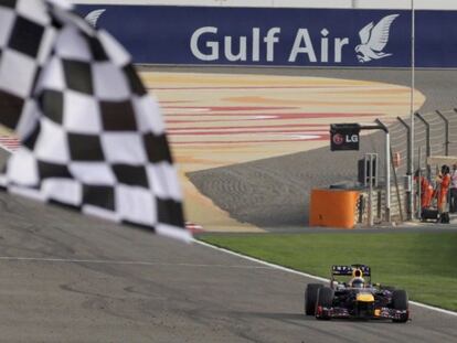 El Red Bull de Vettel cruza la meta en Bahréin.