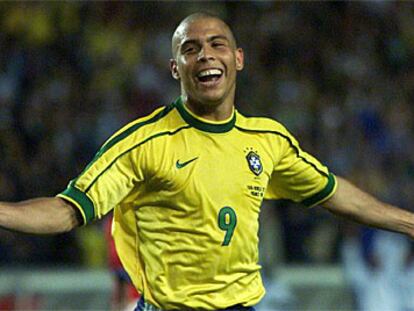 Ronaldo celebra un gol con Brasil.