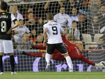 Soldado marca uno de sus dos goles al Málaga.